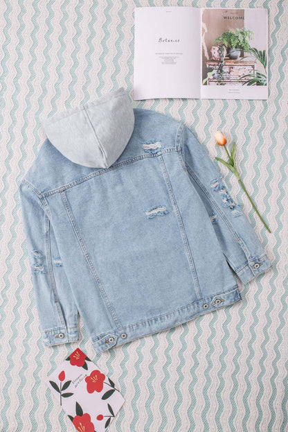 Hemelsblauw denim jack met knoopsluiting en gescheurde capuchon