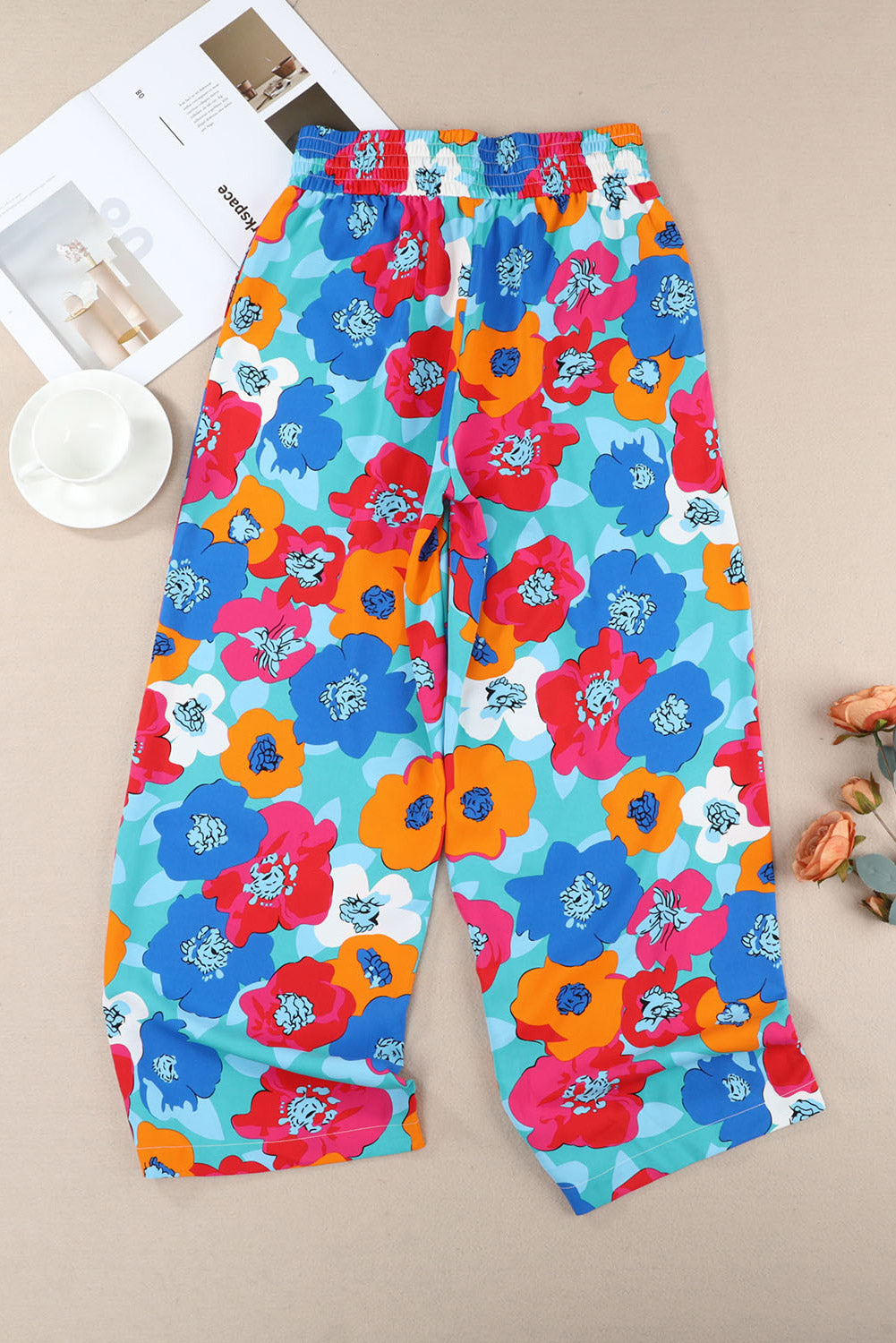 Broek met veelkleurige abstracte bloemenprint en trekkoord met brede tailleband