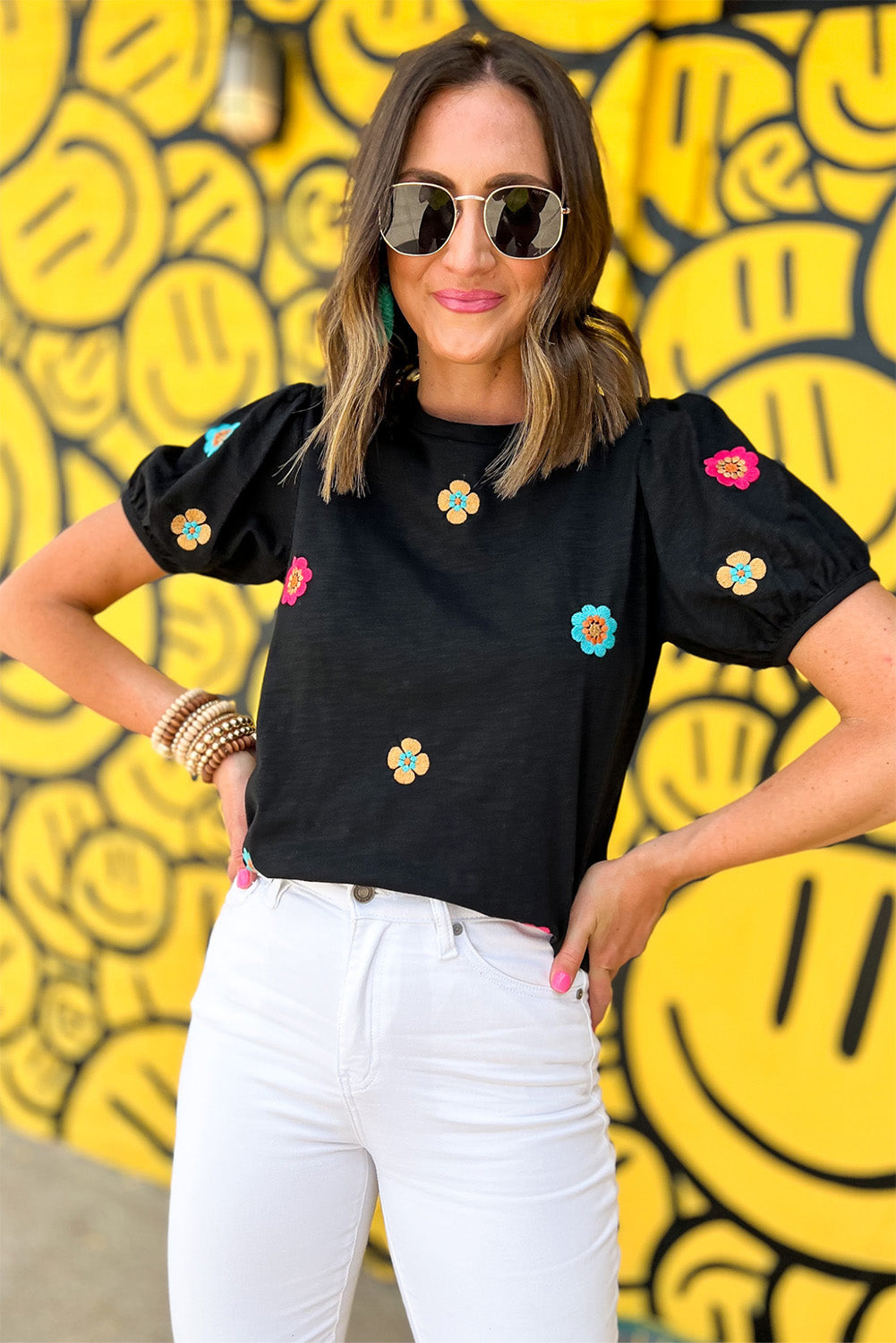 Zwart geborduurd T-shirt met korte pofmouwen en bloemen