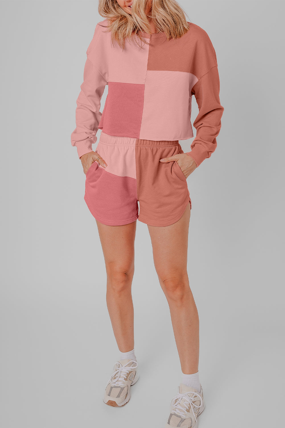 Outfit met lange mouwen en hemelsblauwe kleurblokken en patchwork shorts