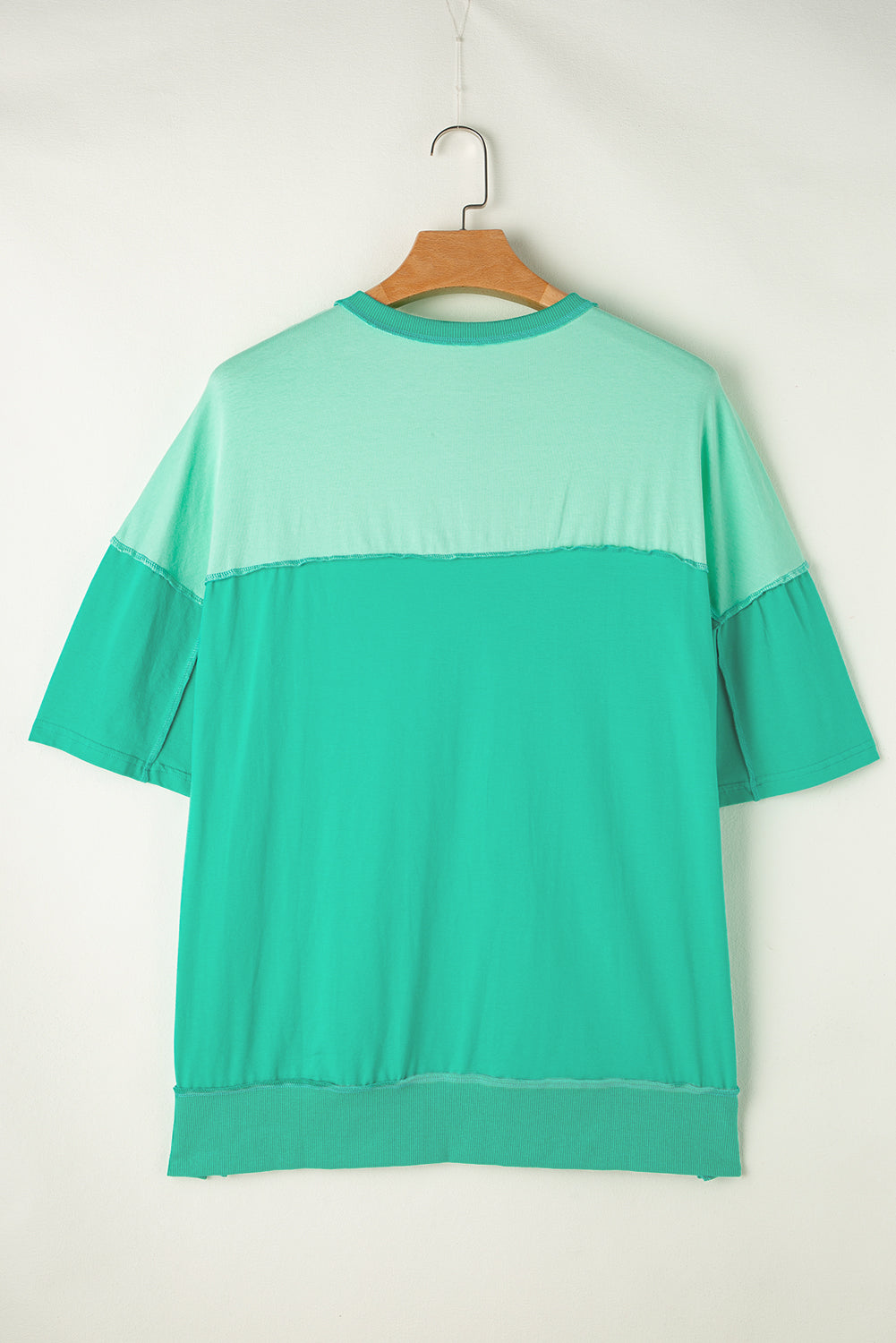 Felgroen contrasterend T-shirt met patchwork en halve knoop