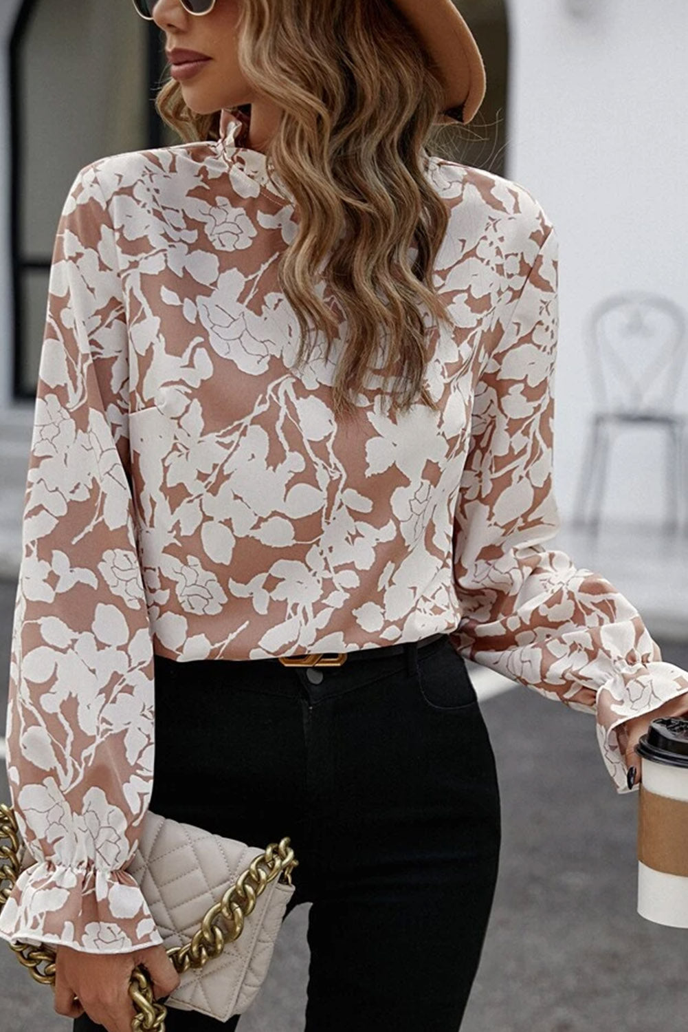 Licht Frans beige bloemenprint blouse met ruches aan de halslijn en volantmouwen