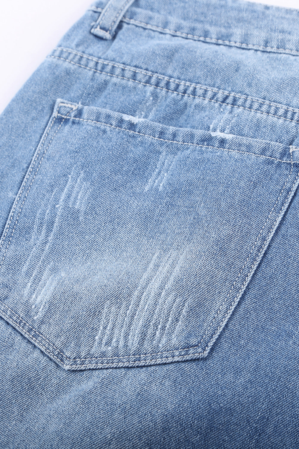 Distressed, gescheurde, hemelsblauwe denim short met opgerolde zoom