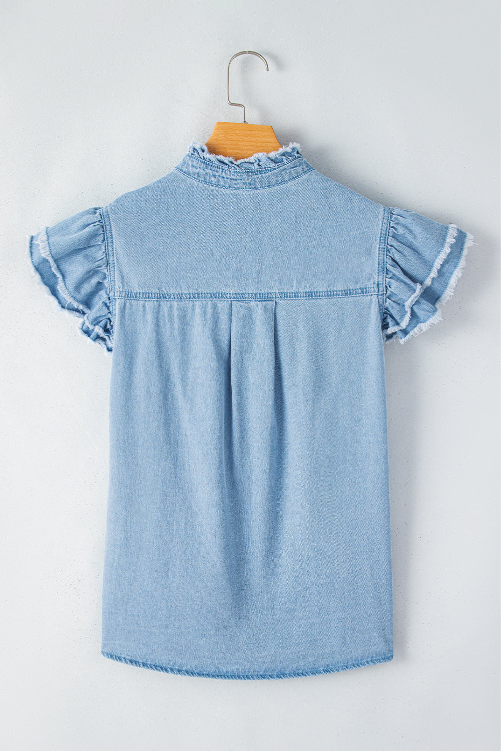 Beau blauwe gegolfde denim top met knopen aan de voorkant