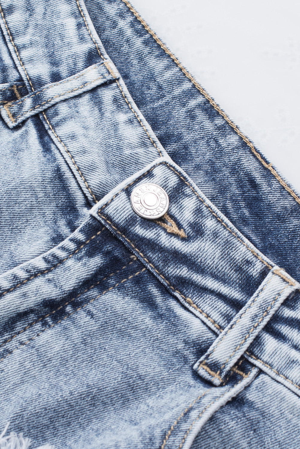 Hemelsblauwe gebleekte denim denim shorts met wassing