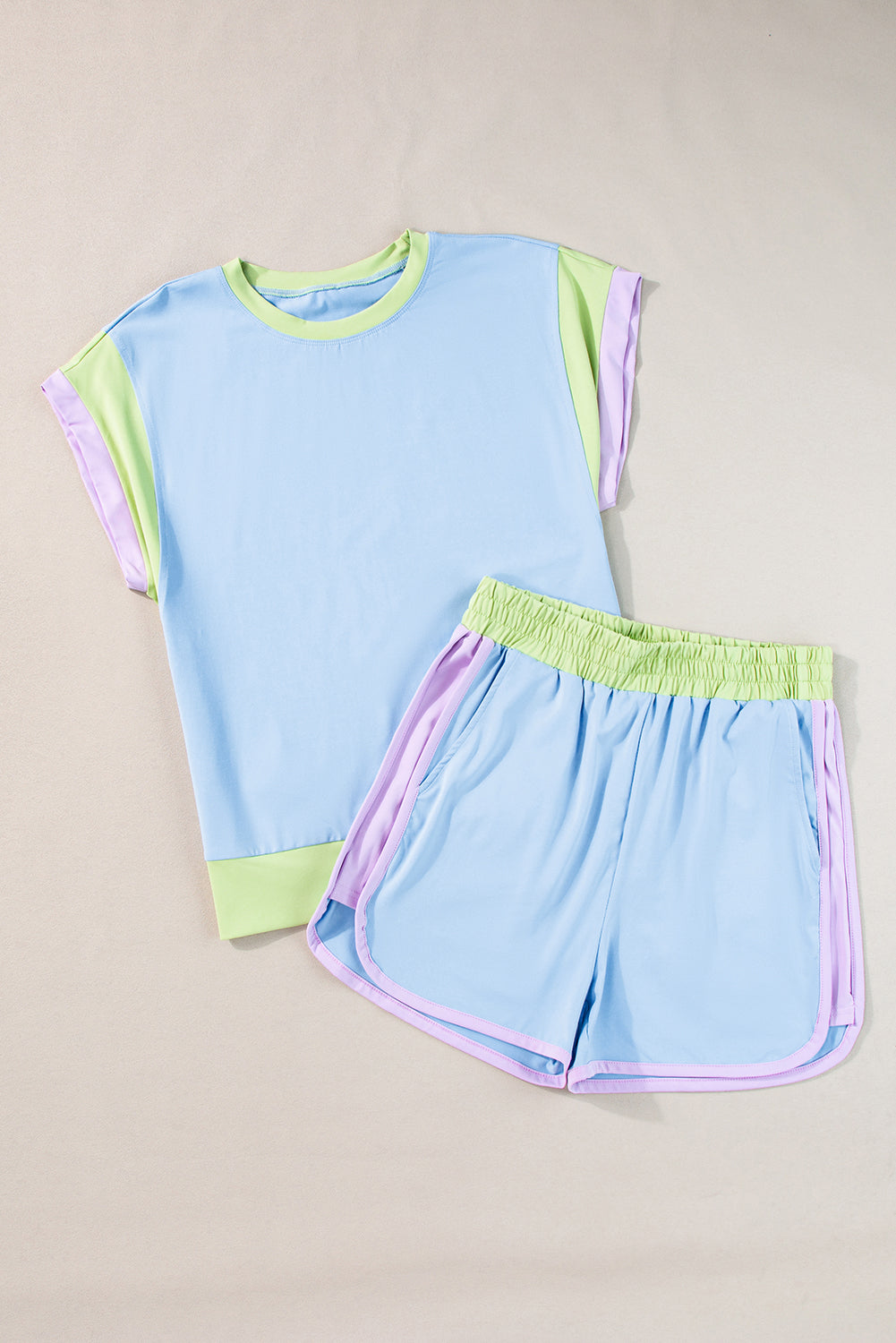 Blauwe T-shirt-shortset met contrasterende rand en kapmouw