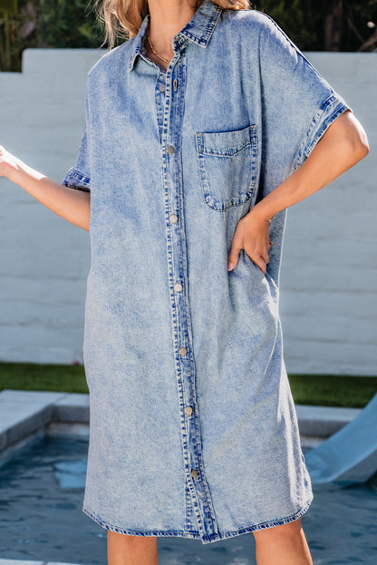 Lichtblauwe chambray-jurk met losse medium wassing en korte mouwen