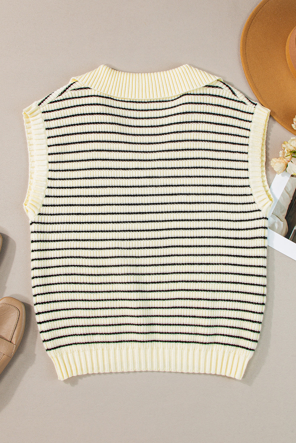 Beige gestreepte turn-down tanktop met V-hals en trui