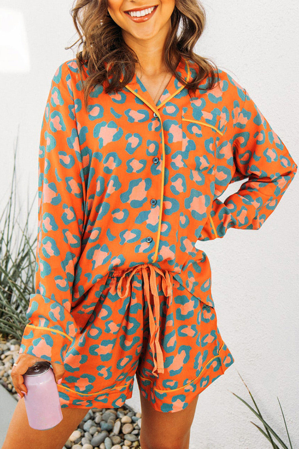 Oranje luipaardprint pyjamaset met lange mouwen en korte broek