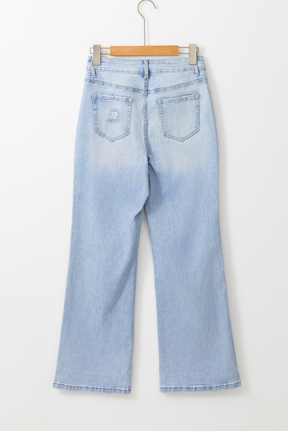 Beau blauwe vintage lichte wassing van verontruste flare-jeans