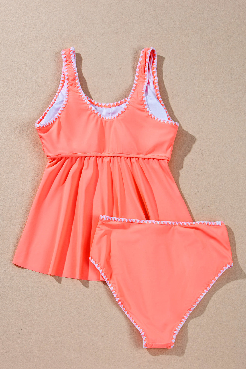 Tankini-badpak met frisse zalm en contrasterende rand met ruches en peplum-top