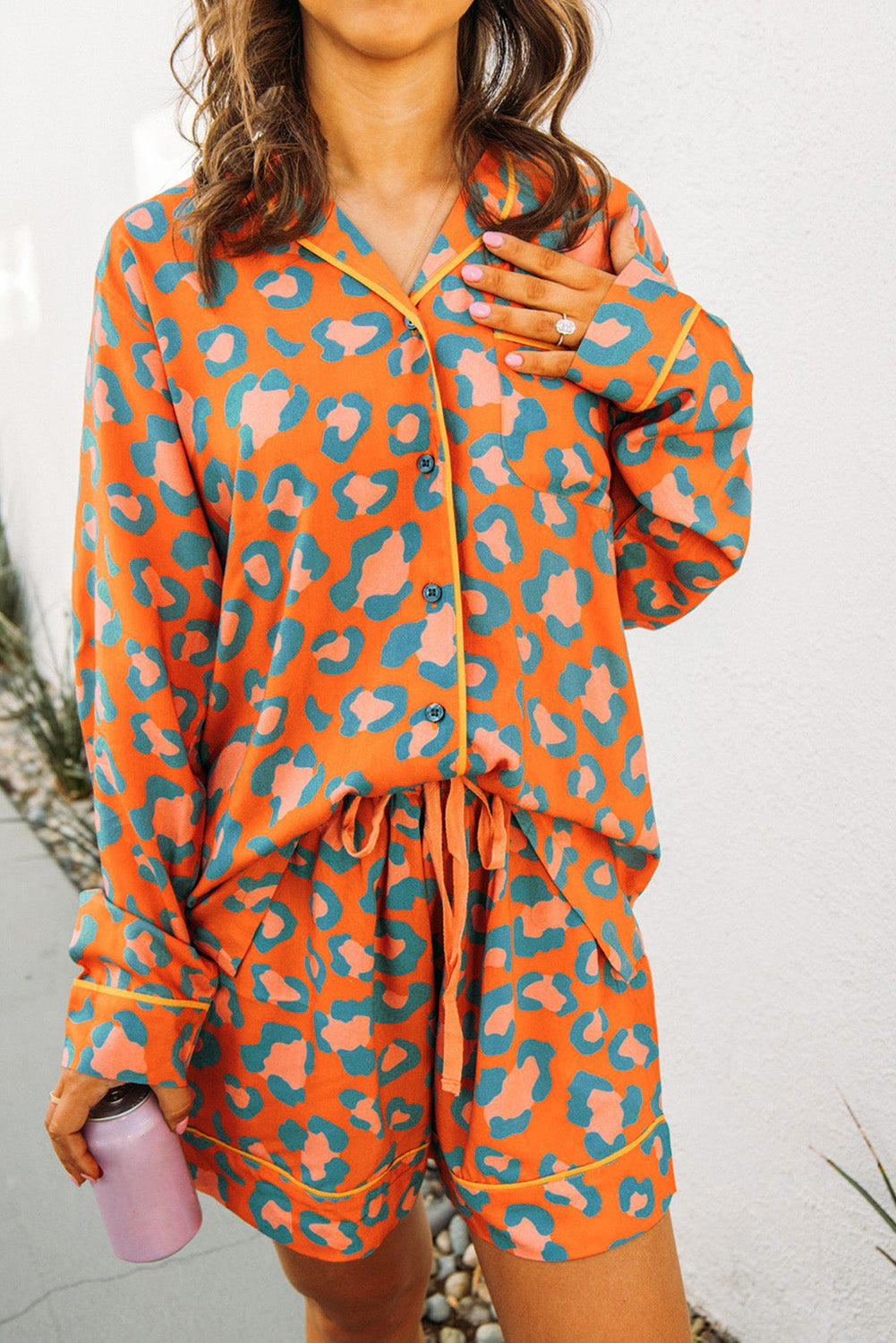 Oranje luipaardprint pyjamaset met lange mouwen en korte broek