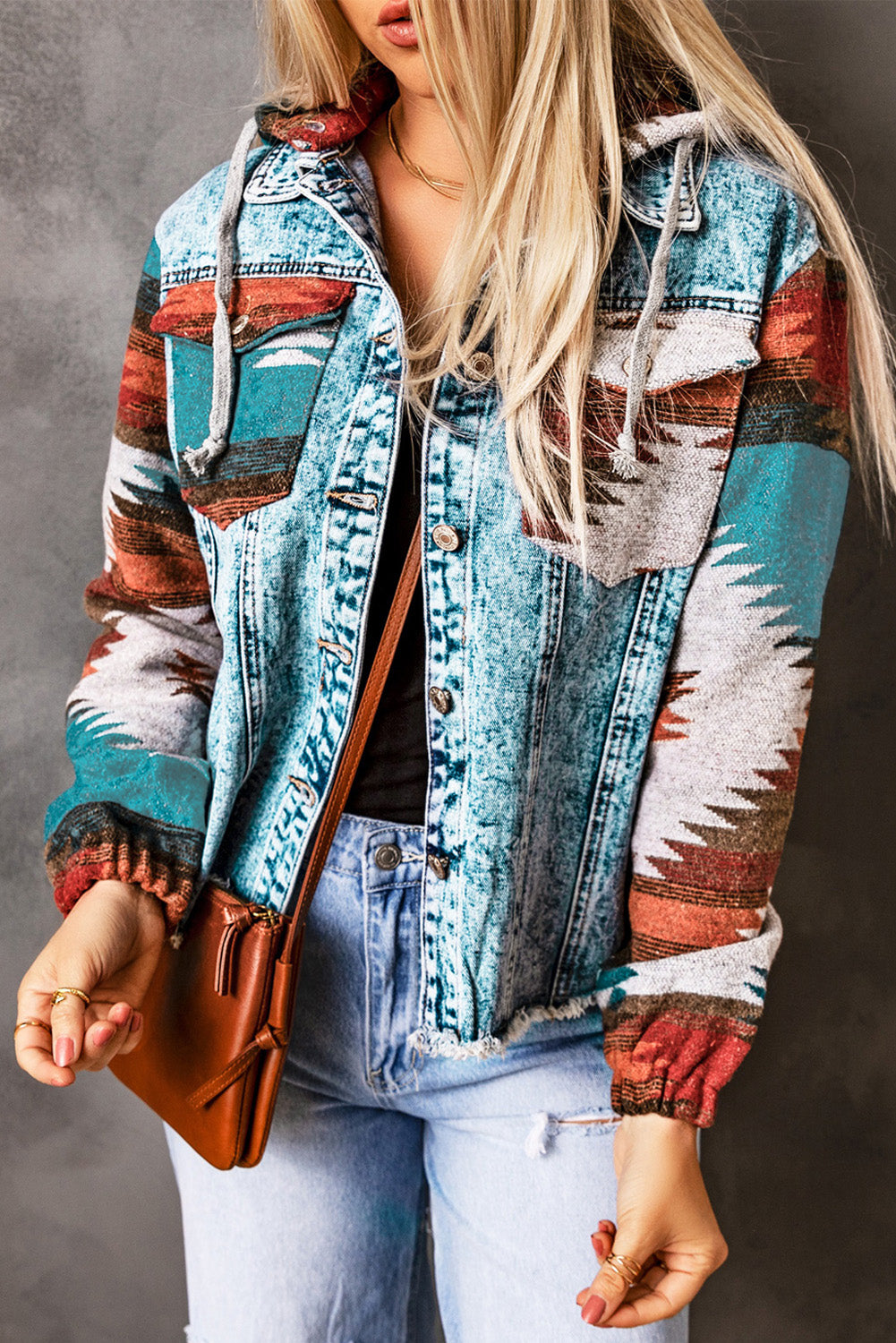 Denim jack met veelkleurige Azteekse print en rafelige zoom