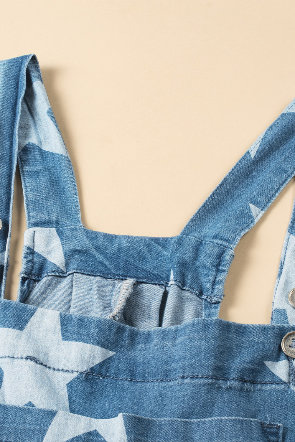 Denim overall met sterrenprint en bandplooi met wijde pijpen en knoopsluiting