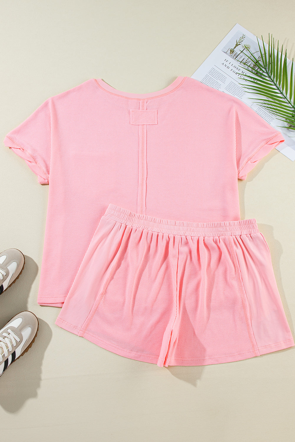 Roze grote maat geribbelde T-shirt en shorts met zichtbare naden