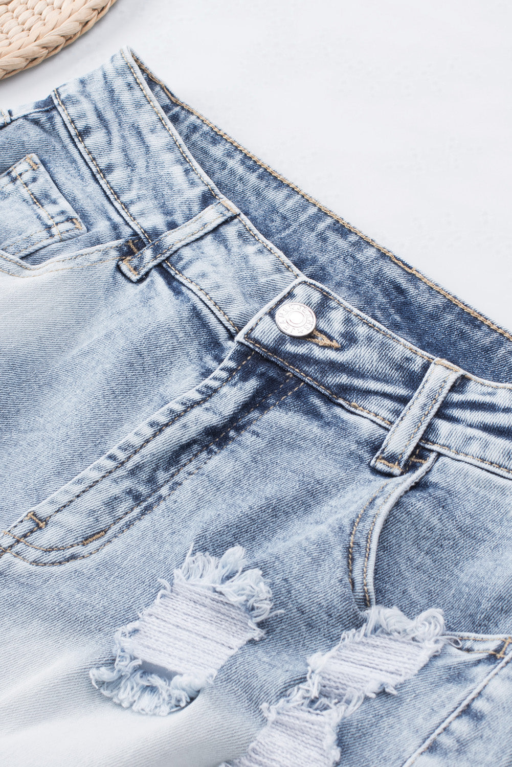 Hemelsblauwe gebleekte denim denim shorts met wassing