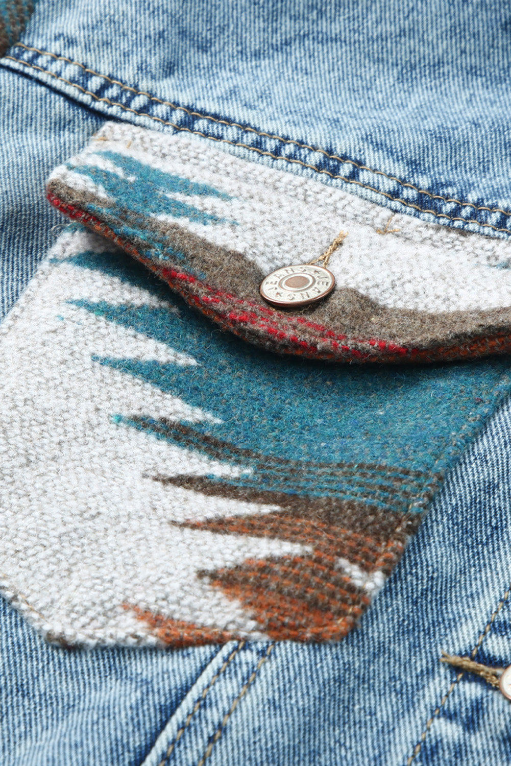 Denim jack met veelkleurige Azteekse print en rafelige zoom