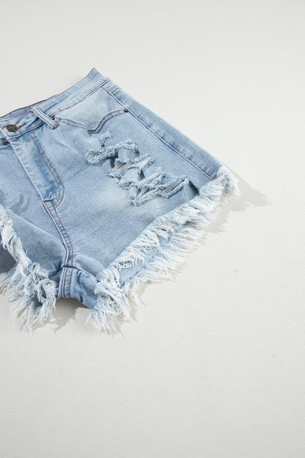 Lichtblauwe denim shorts met gescheurde, ruwe zoom en hoge taille