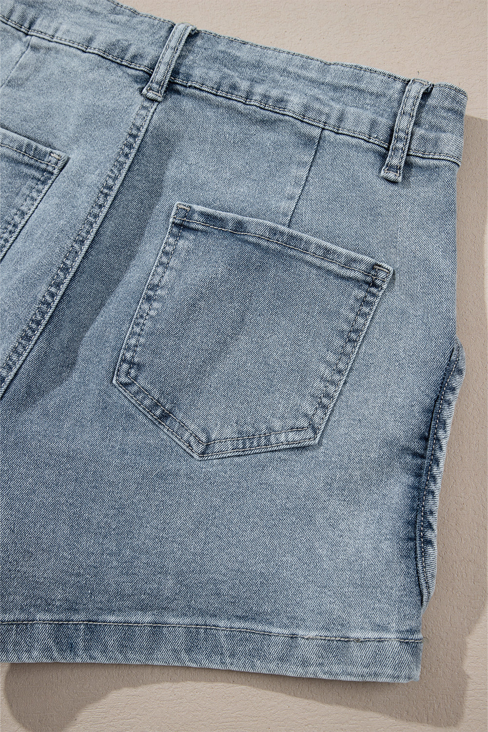 Schemerblauwe jeansshort met studs in zure wassing