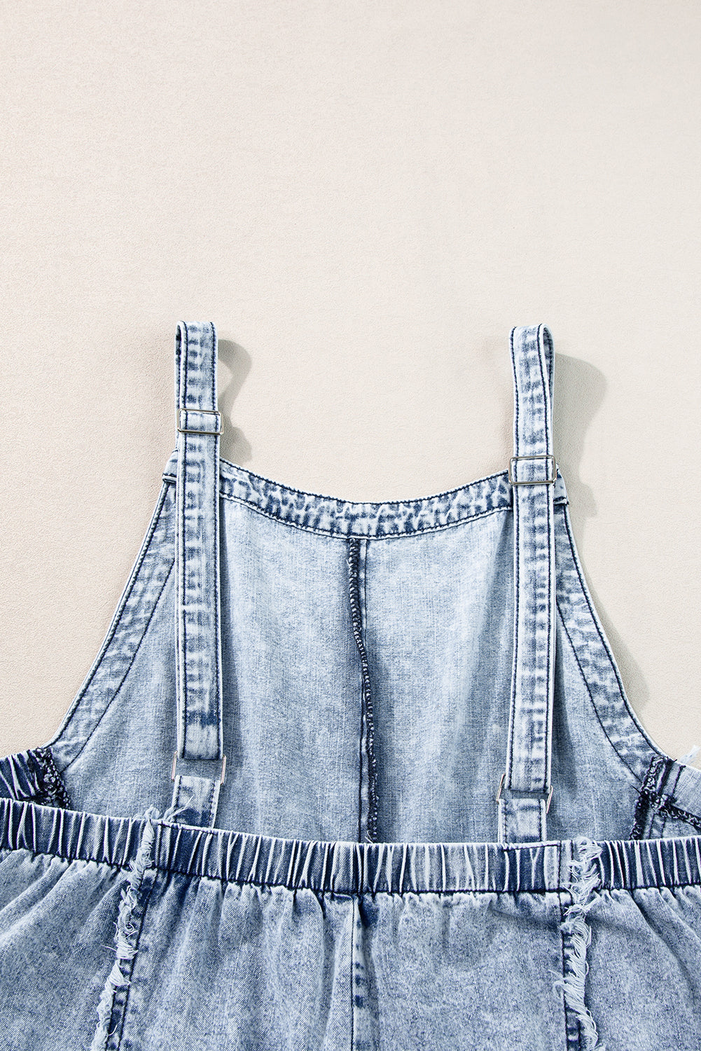 Beau Blue Light Wash Gerafelde denim overall met zichtbare naden en wijde pijpen