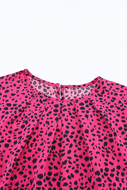 Geplooide blouse met roze luipaardprint en sleutelgat