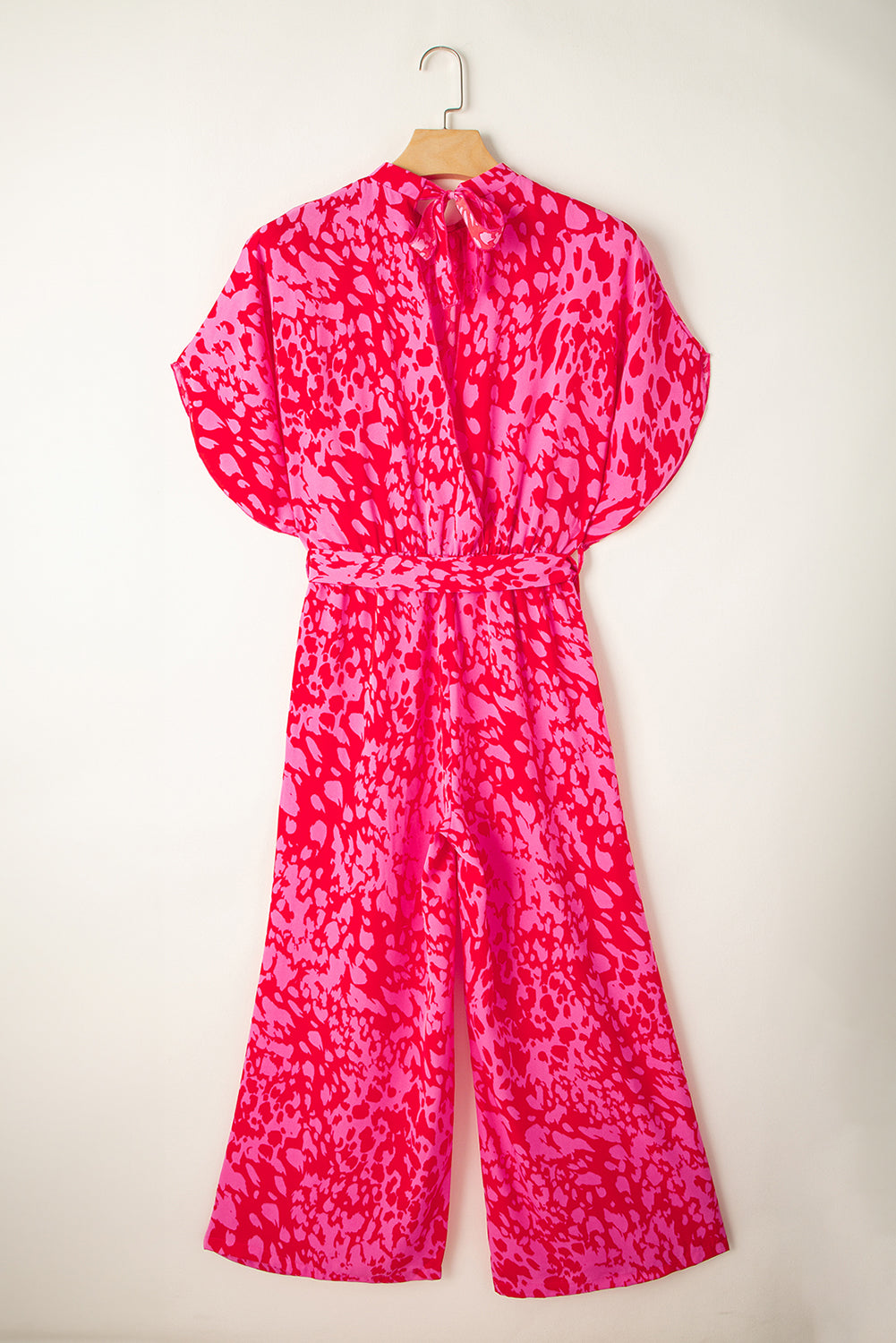 Roze luipaard jumpsuit met wijde pijpen, losse mouwen en riem