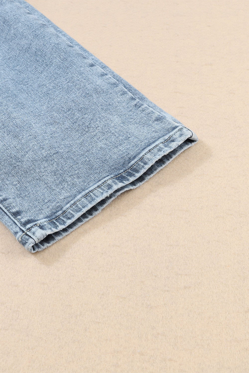 Hemelsblauwe, lichte wassing, gerafelde slim-fit jeans met hoge taille