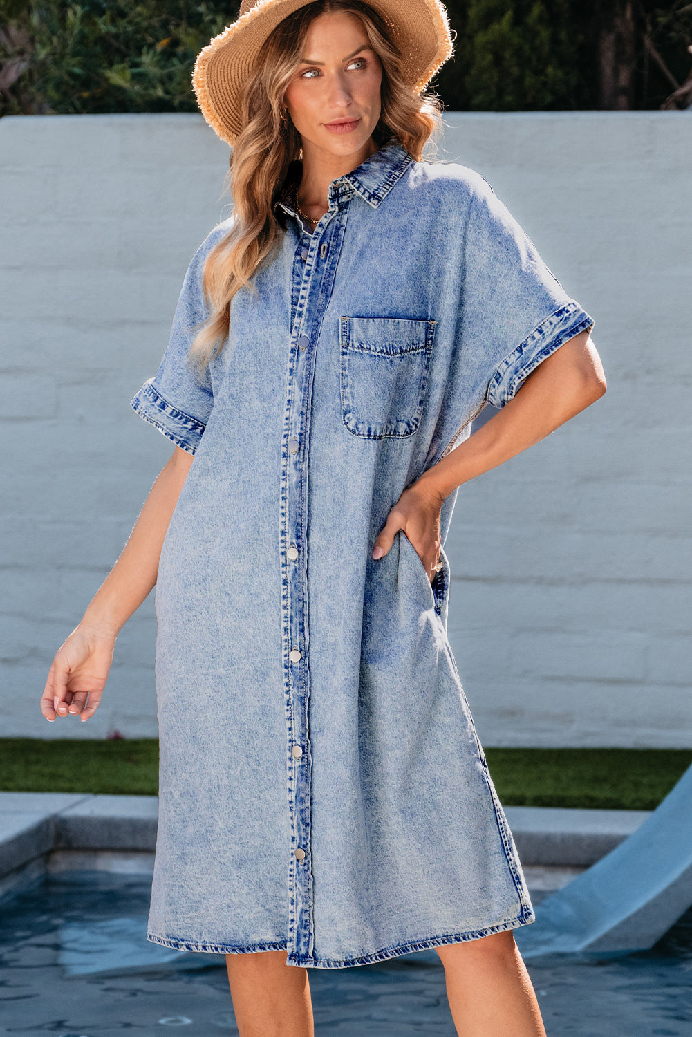 Lichtblauwe chambray-jurk met losse medium wassing en korte mouwen