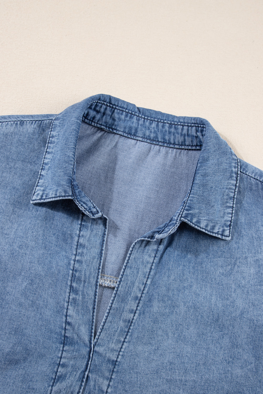 Hemelsblauwe denimjurk met zure wassing en gelaagde V-hals