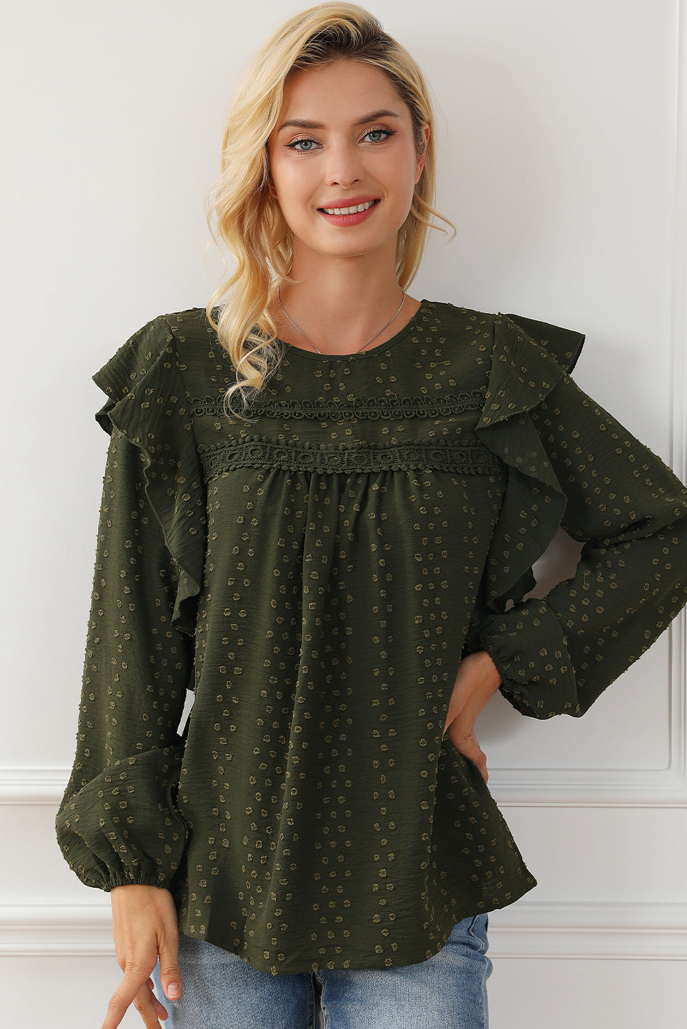 Zwartachtig groene kanten blouse met ruches aan de schouder en lange mouwen