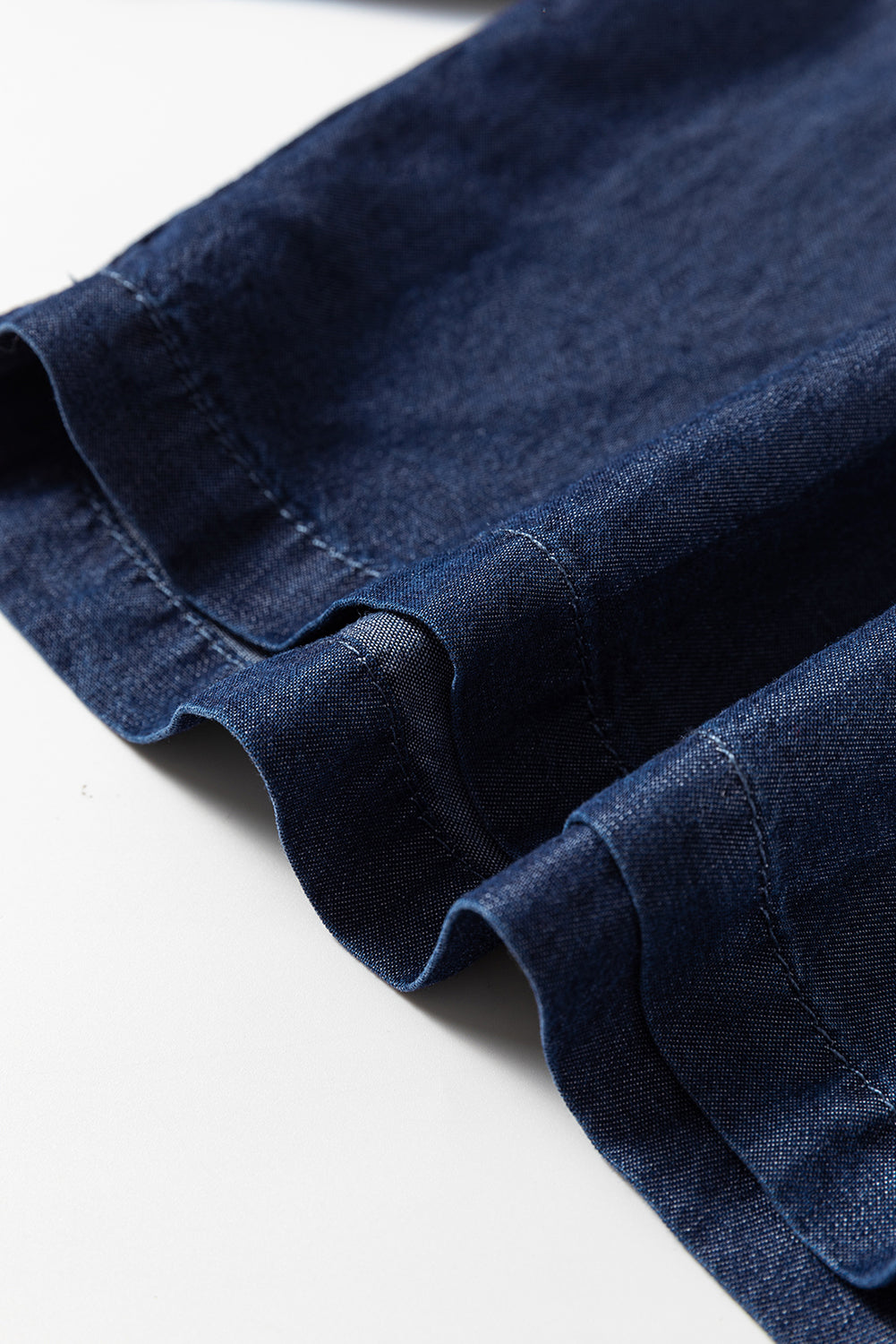 Zeilblauwe zijzakken, gesmokte jeans met hoge taille en wijde pijpen