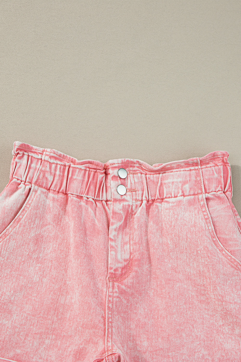 Stoffig roze vintage gewassen denim shorts met hoge taille en ruches