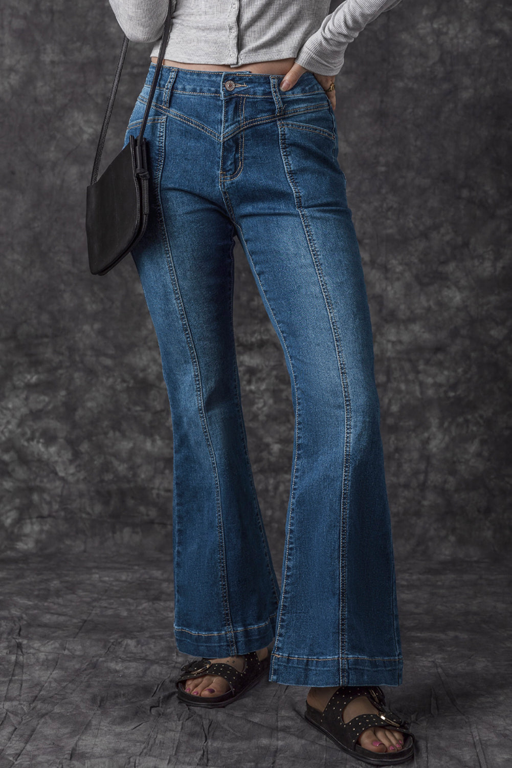 Blauwe zakflare-jeans met hoge taille en stiksels