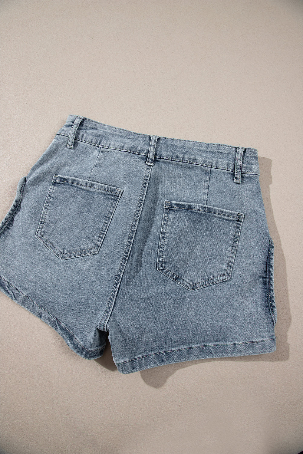 Schemerblauwe jeansshort met studs in zure wassing