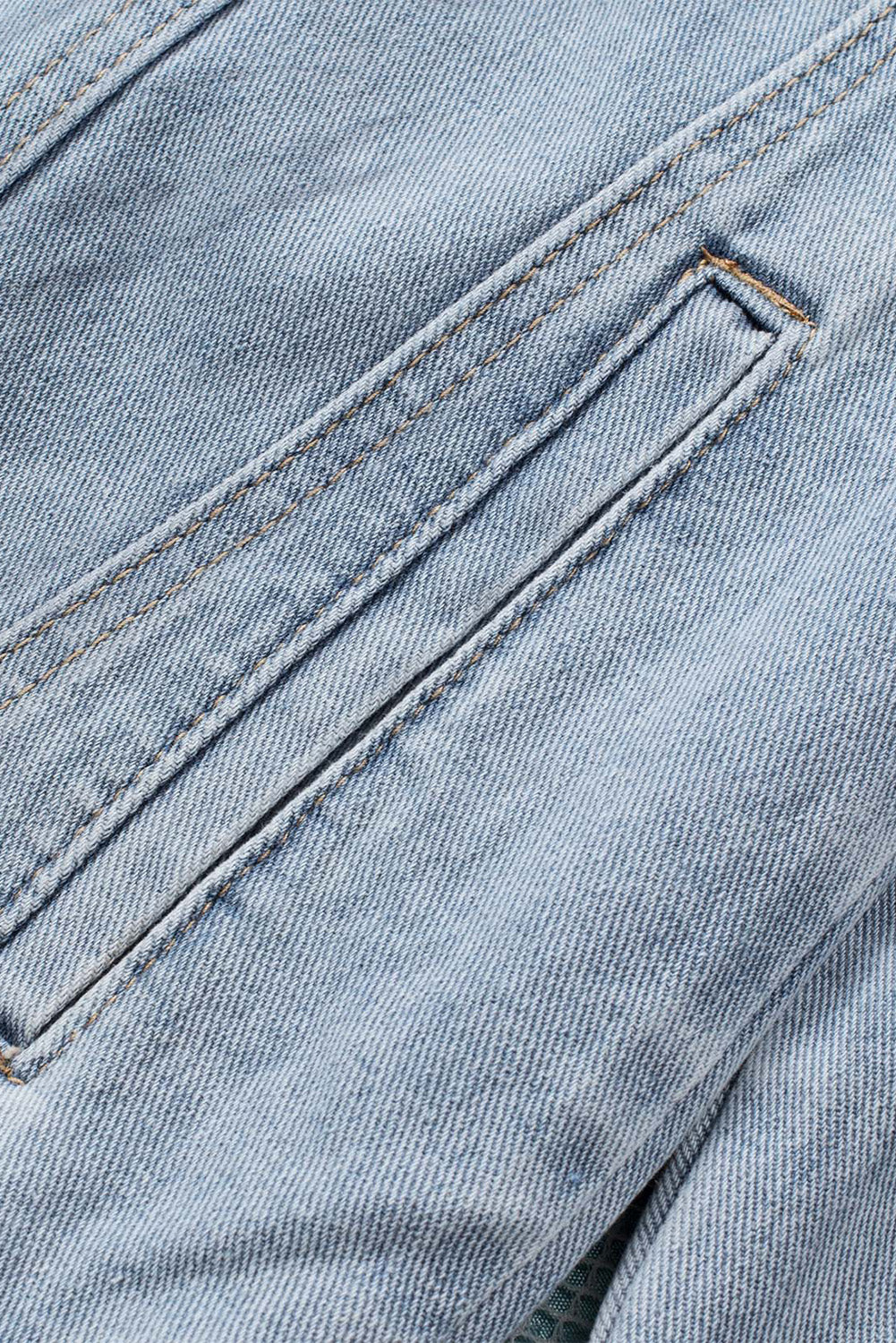 Hemelsblauw denim jack met knoopsluiting en gescheurde capuchon