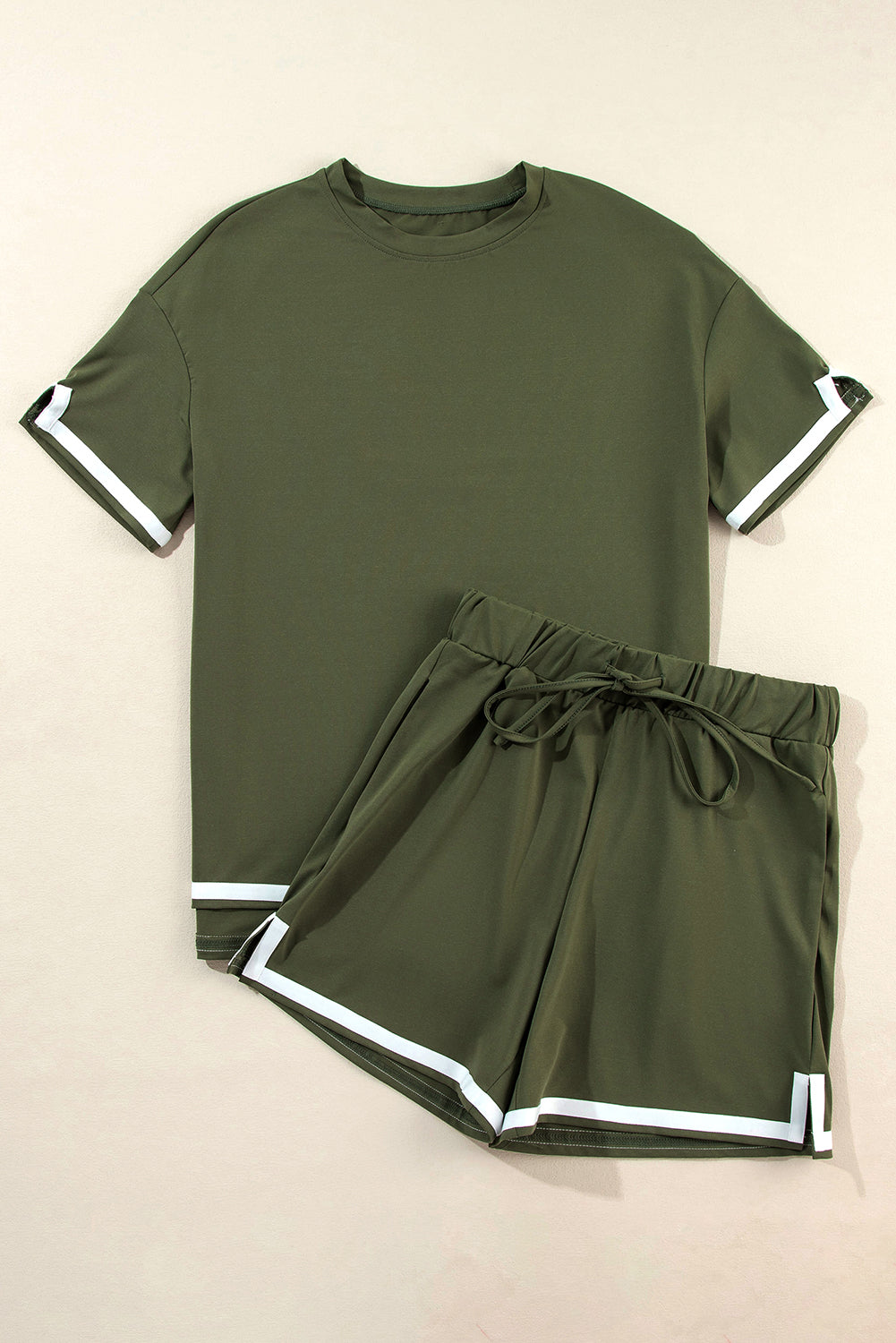 Wijngaardgroene set met T-shirt en short met contrasterende rand