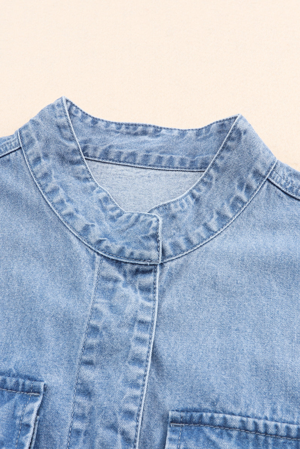 Hemelsblauw denim jack met oprolbare tabmouw en knoopsluiting met zak