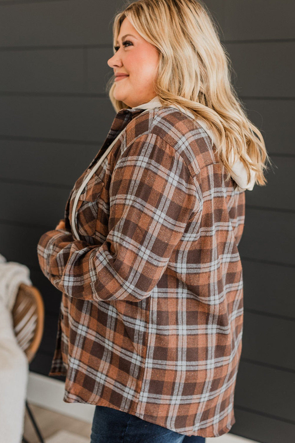 Bruin plus size geruit jack met contrasterende knopen en capuchon