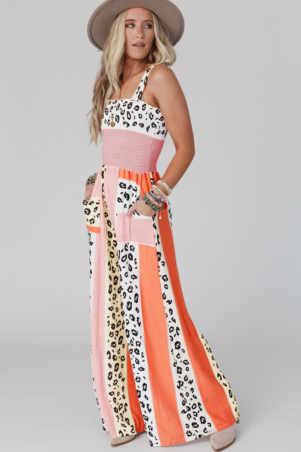 Roze jumpsuit met zakken en print in luipaardkleurenblokken