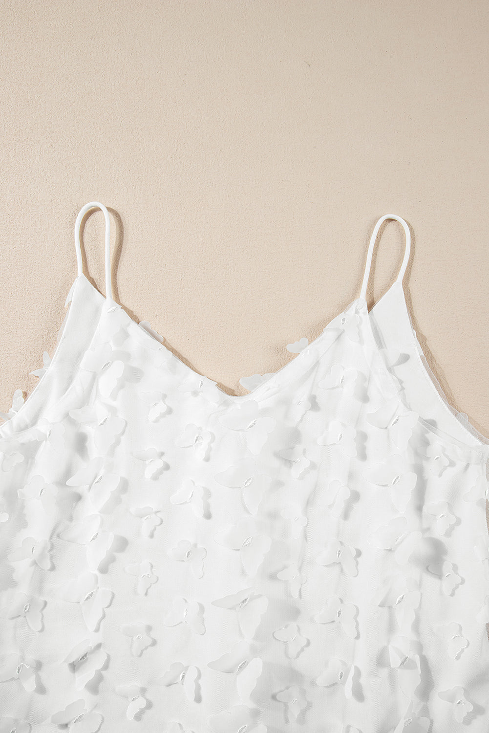 Witte tanktop met mesh-overlay met vlinderappliqué