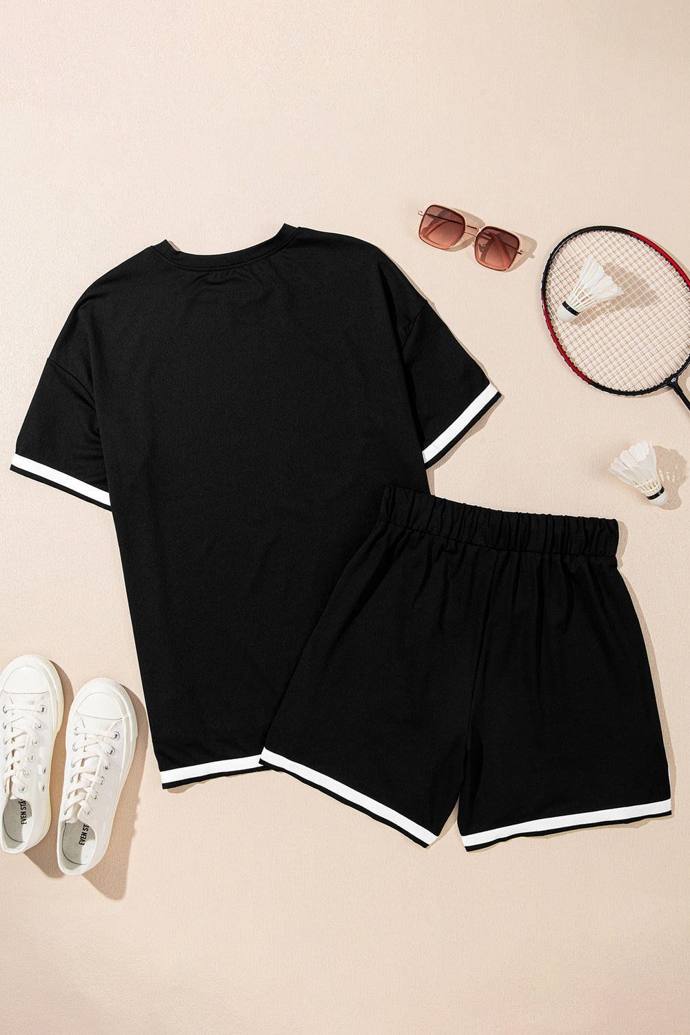 Set van T-shirt en short met zwarte contrasterende afwerking