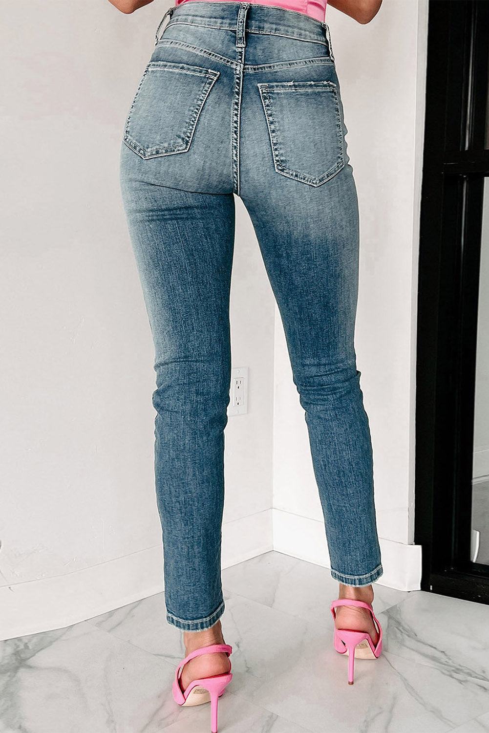 Blauwe noodlijdende gescheurde skinny jeans