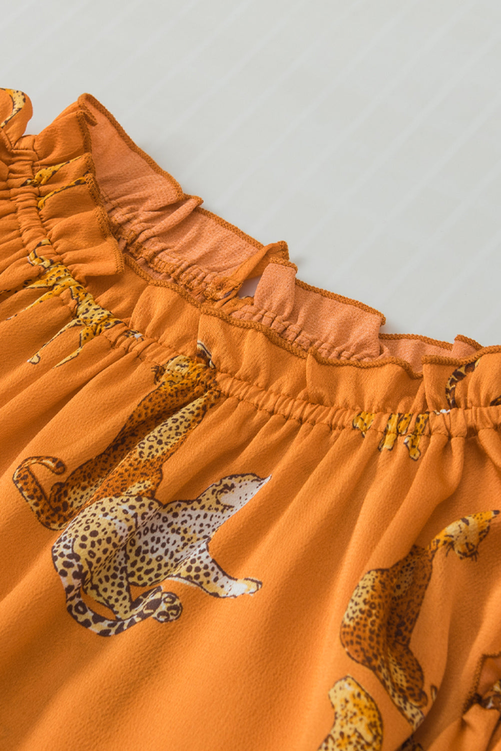 Oranje blouse met cheetah-print en gegolfde mouwen