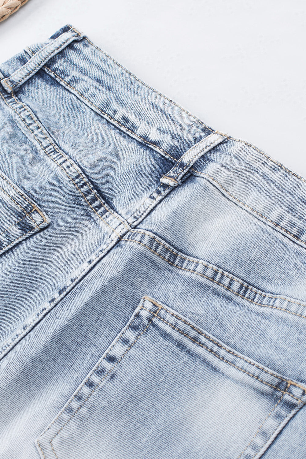 Hemelsblauwe gebleekte denim denim shorts met wassing