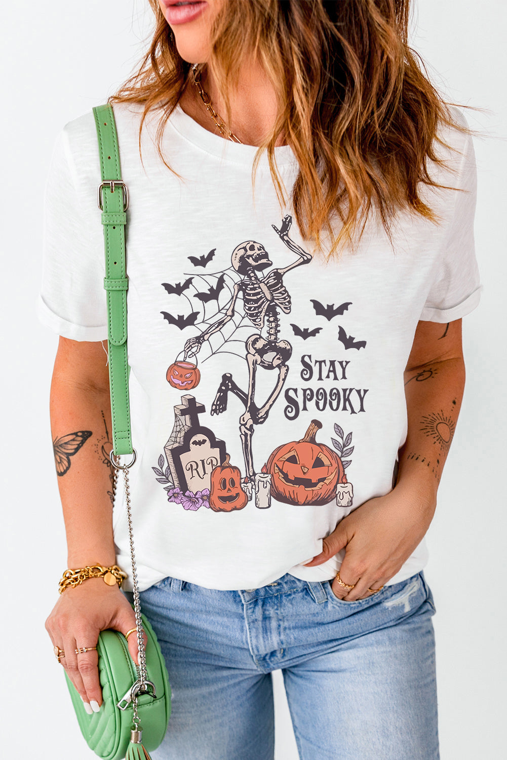 Witte schedelpompoengezicht STAY SPOOKY grafische Halloween T-shirt