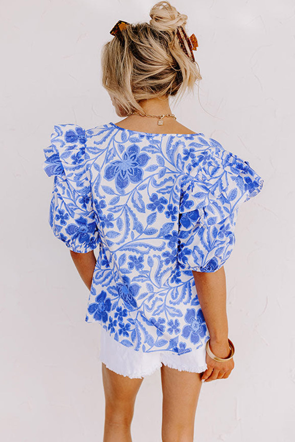 Donkerblauwe blouse met bloemenprint en ruches met bubbelmouwen