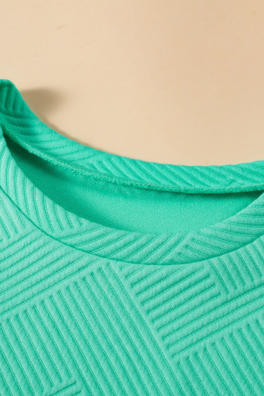 Mintgroene T-shirtjurk met getextureerde kapmouw