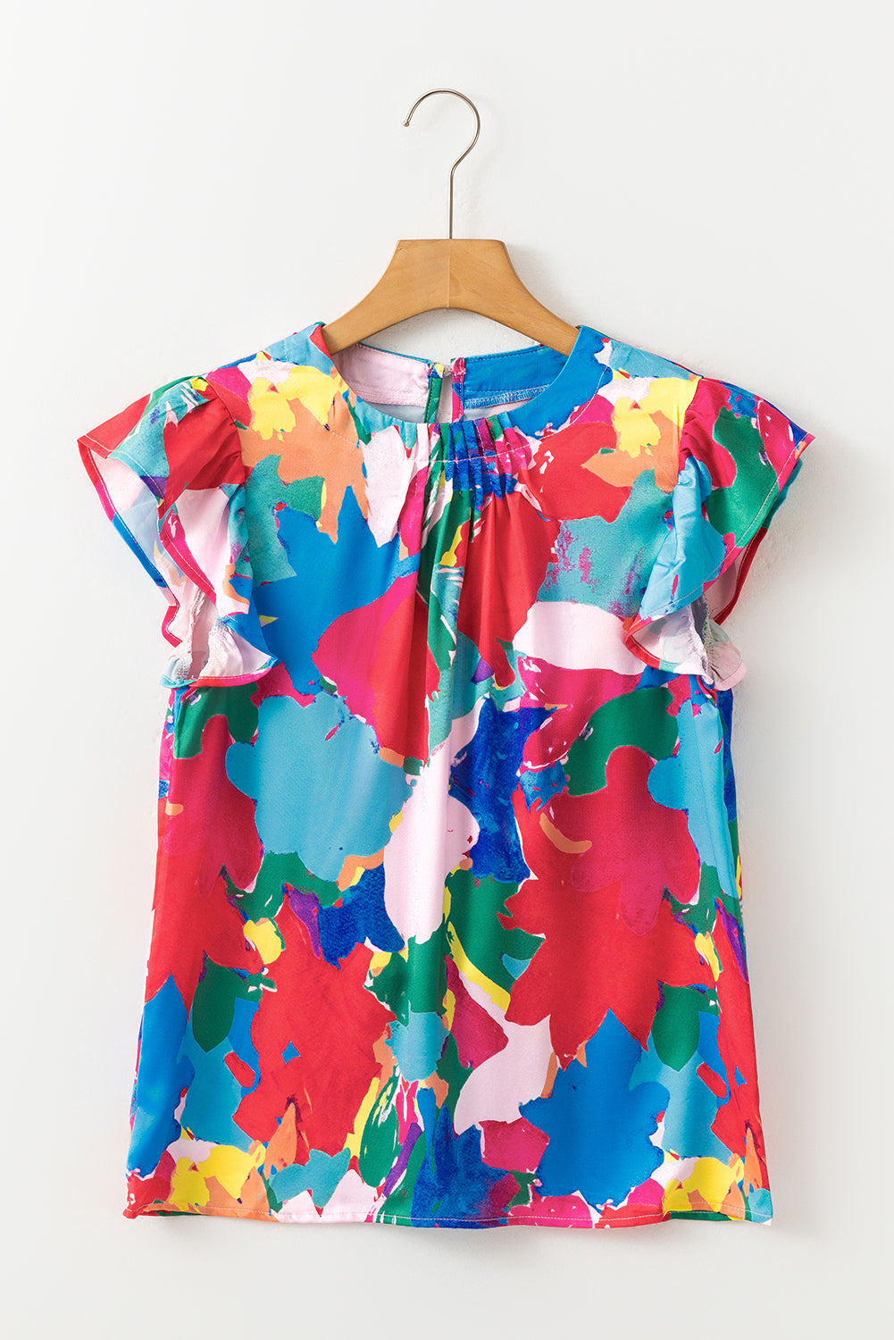 Donkerblauwe blouse met geplooide hals en fladdermouwen met abstracte print