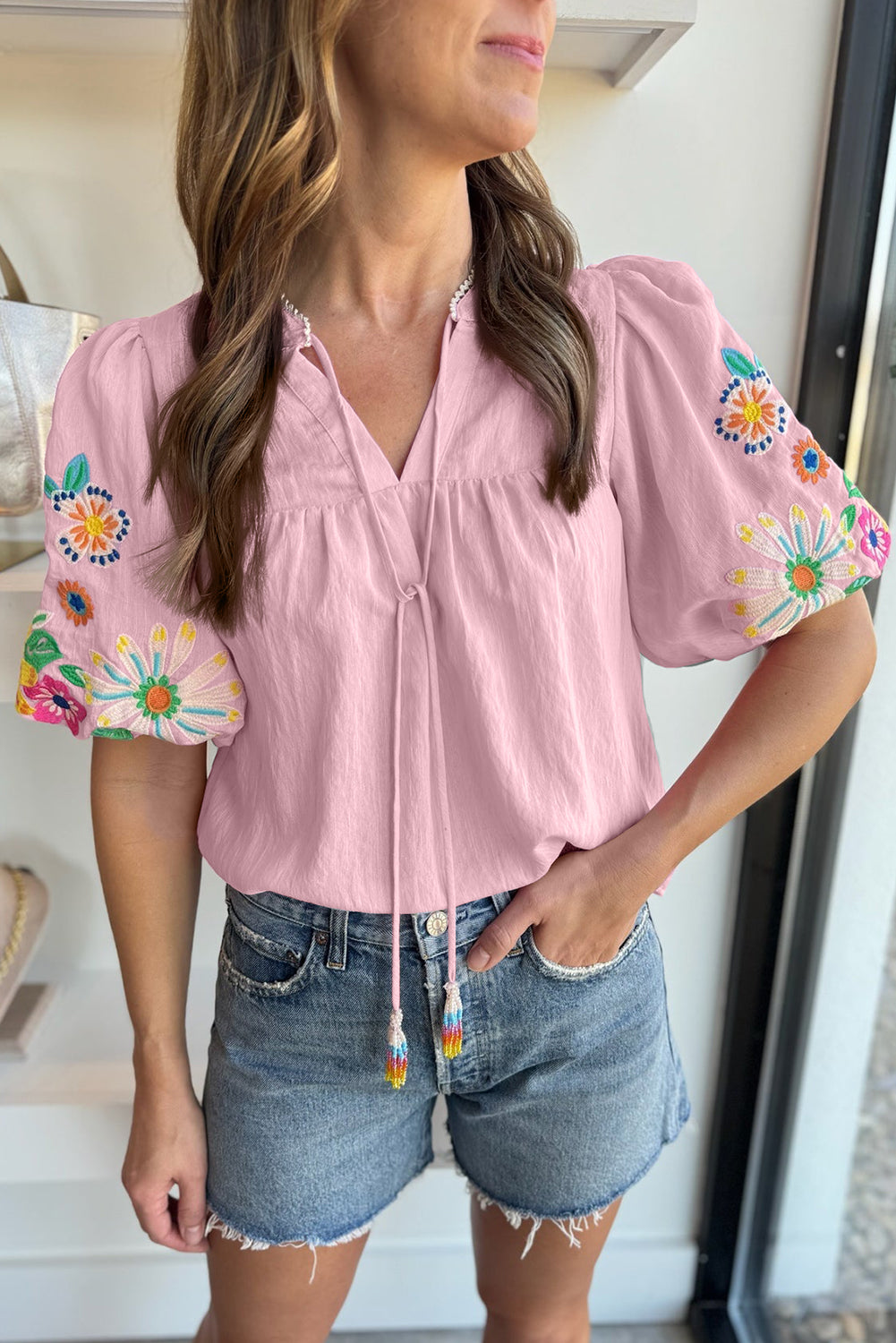 Roze bloemen geborduurde blouse met split aan de hals en pofmouwen