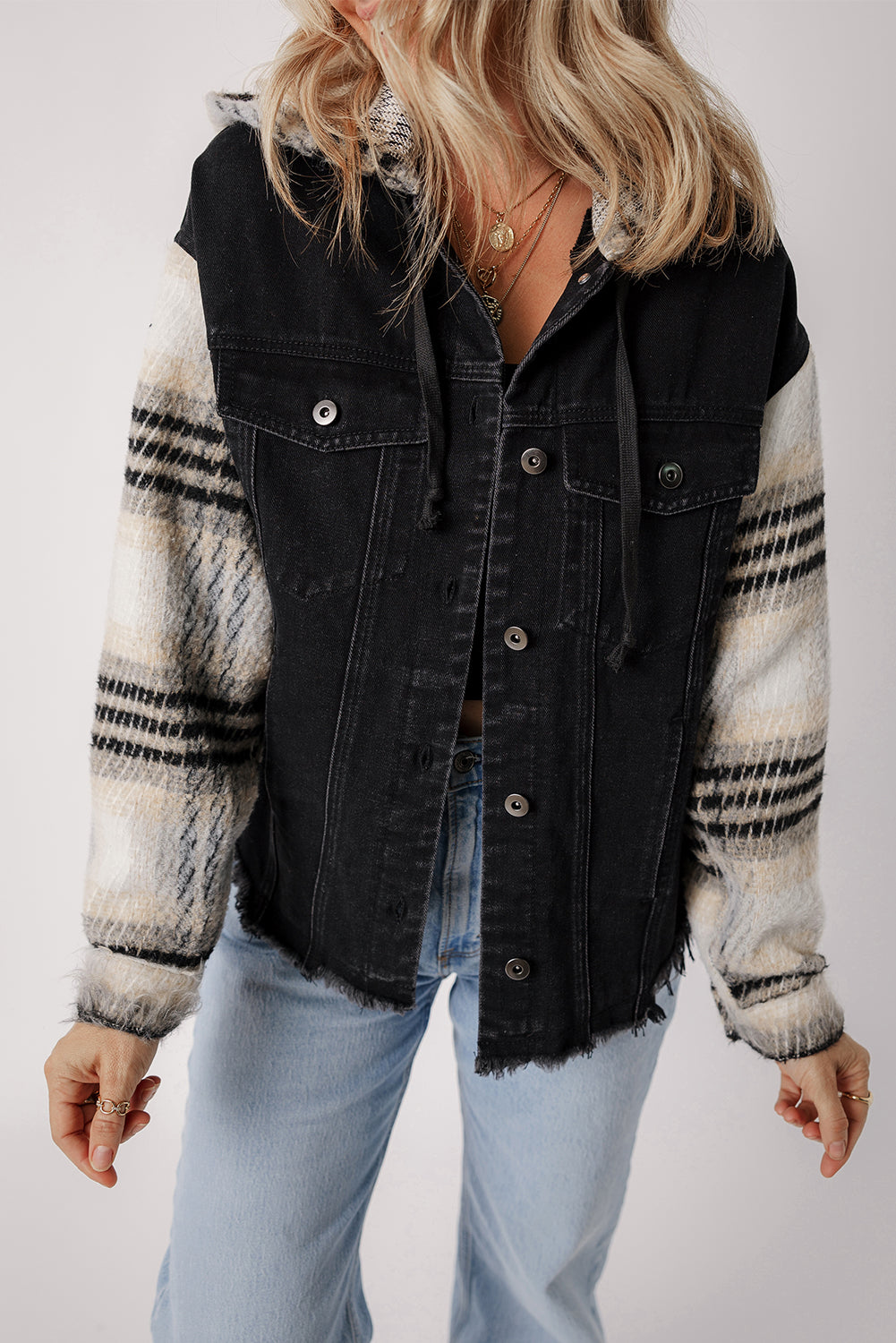 Zwarte geruite mouw gerafelde zoom capuchon denim jack